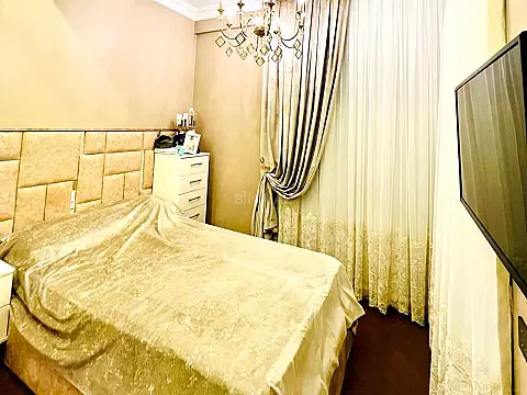 Satılır 4 otaqlı mənzil 140 m²