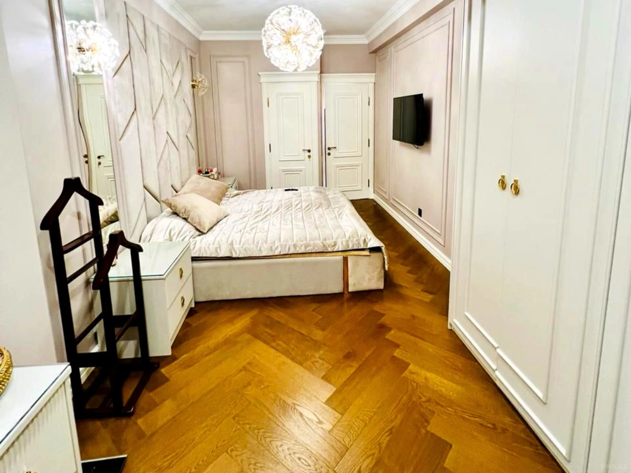 Satılır 4 otaqlı mənzil 140 m²