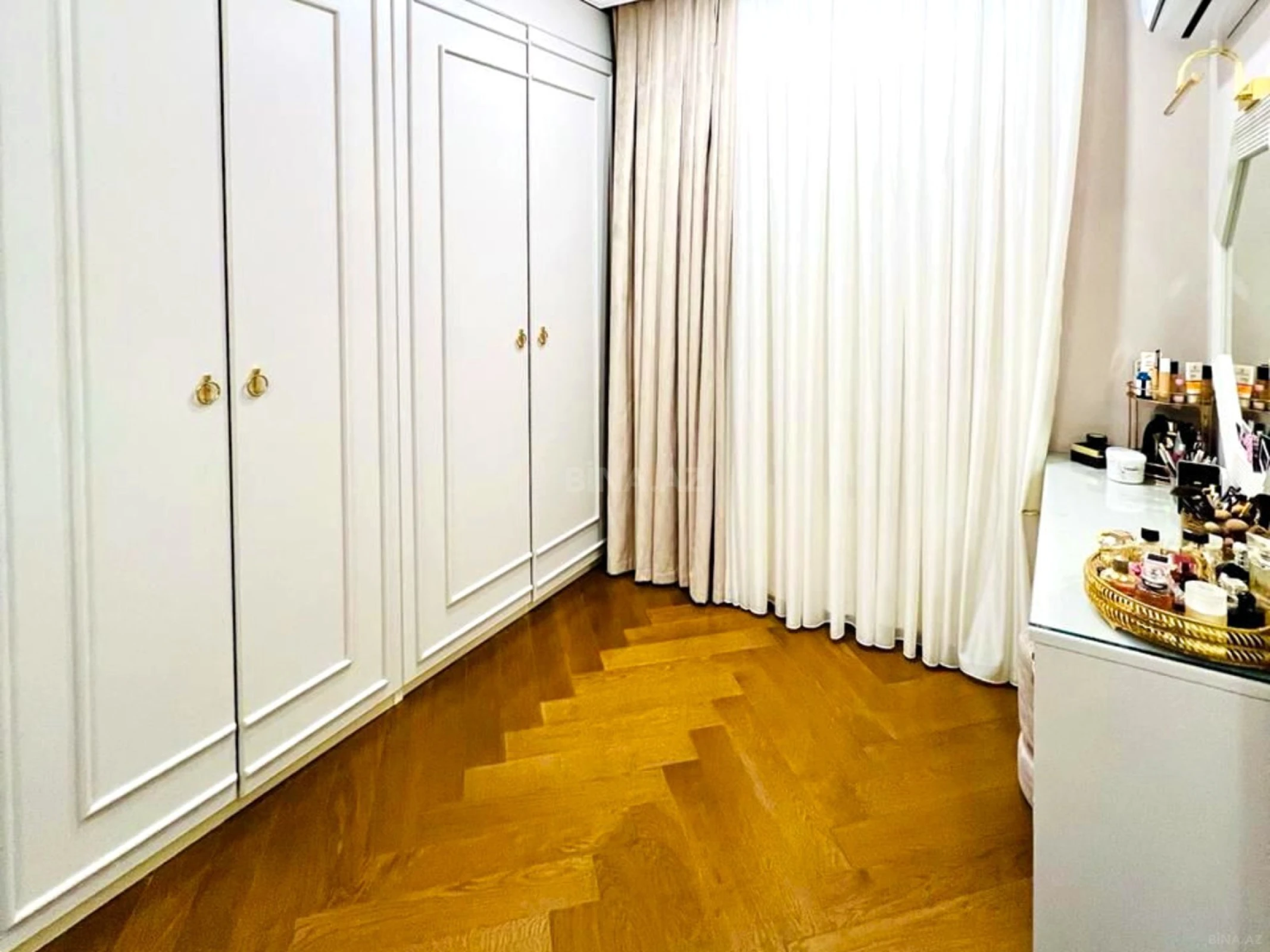 Satılır 4 otaqlı mənzil 140 m²