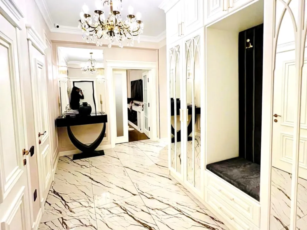 Satılır 4 otaqlı mənzil 140 m²