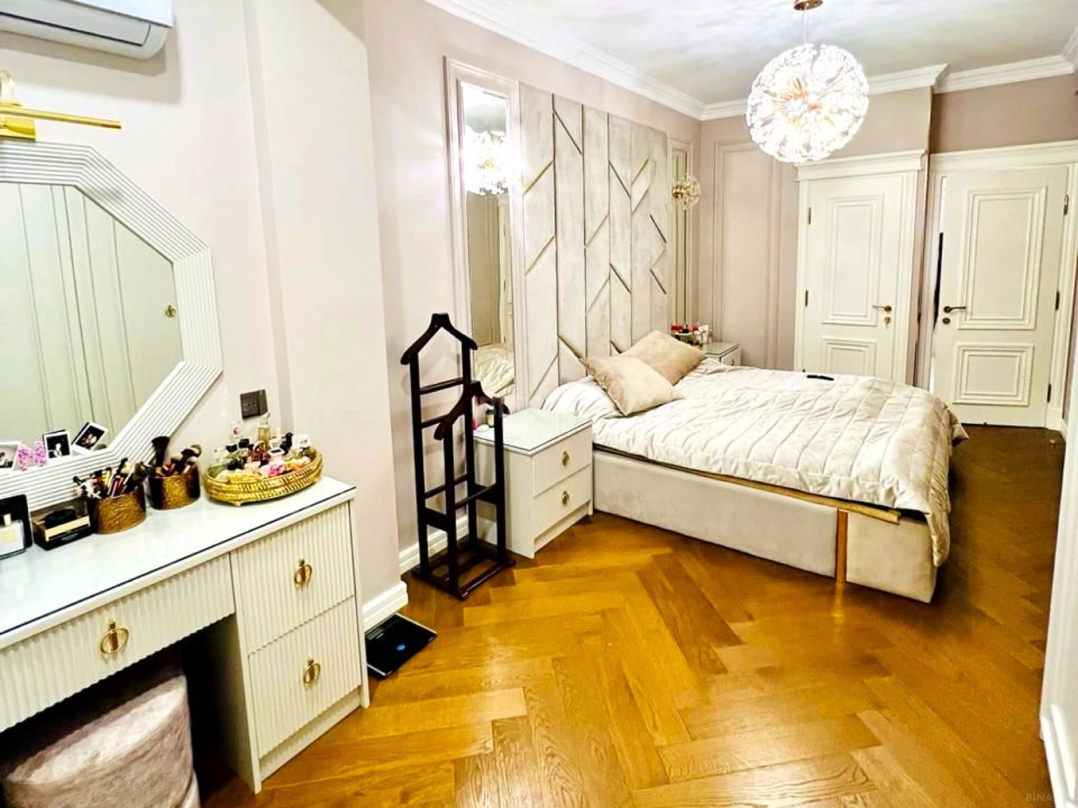 Satılır 4 otaqlı mənzil 140 m²