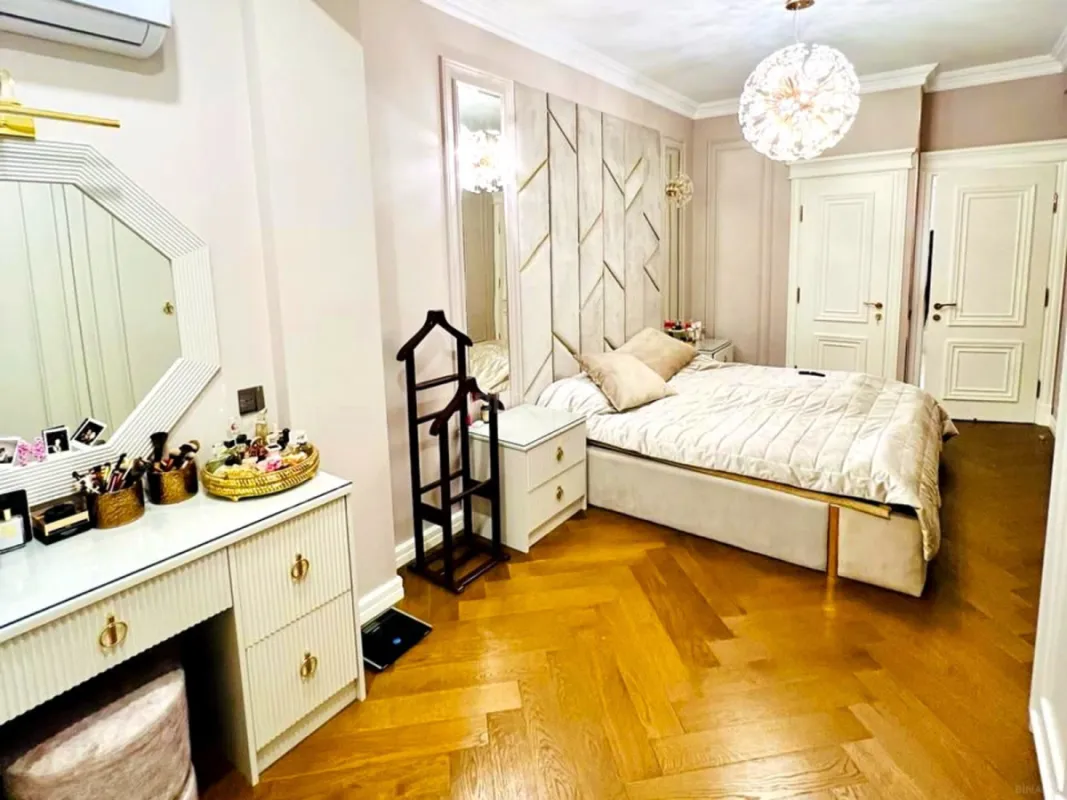 Satılır 4 otaqlı mənzil 140 m²