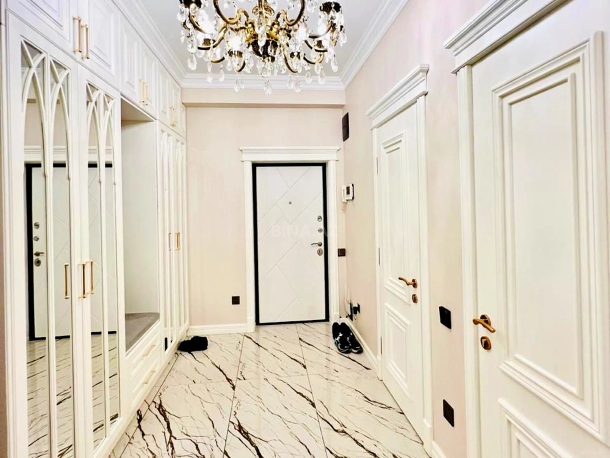 Satılır 4 otaqlı mənzil 140 m²