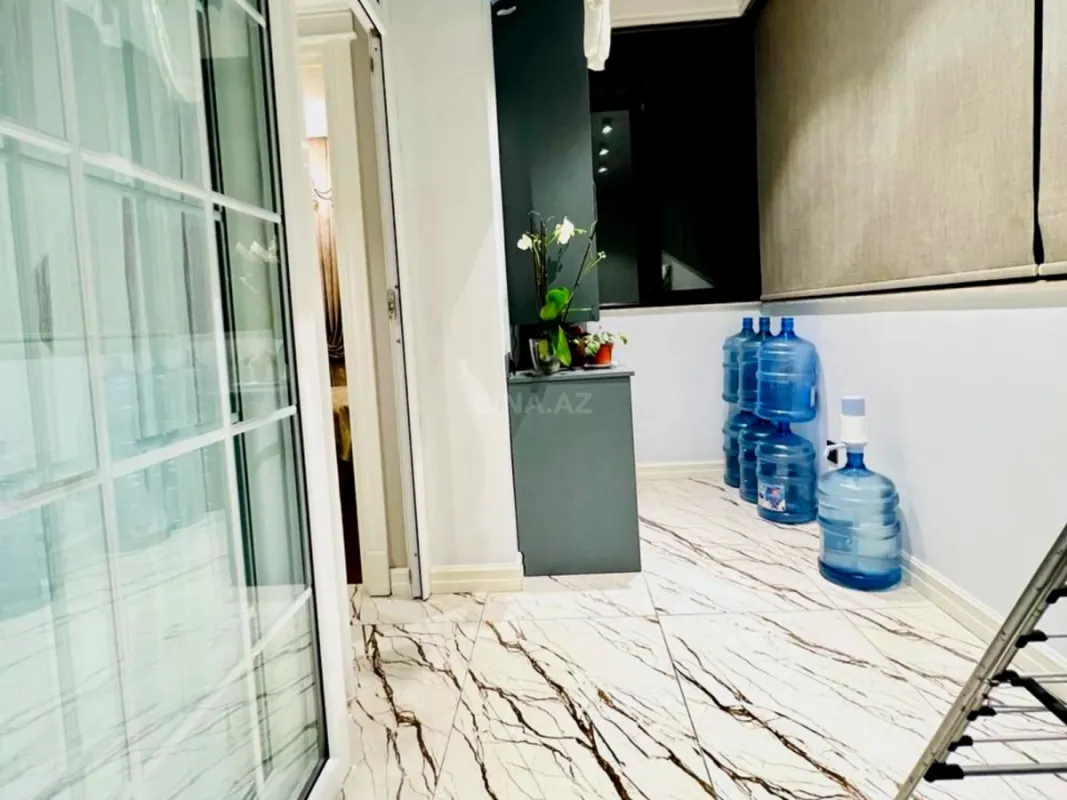 Satılır 4 otaqlı mənzil 140 m²