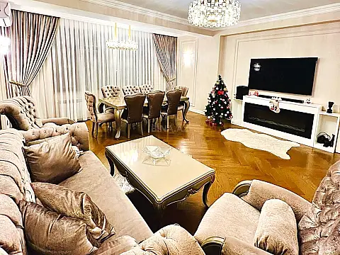 Satılır 4 otaqlı mənzil 140 m²