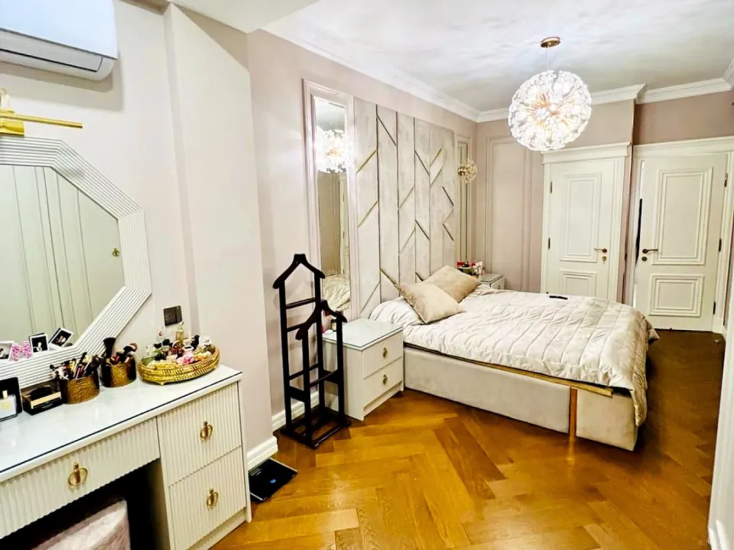 Satılır 4 otaqlı mənzil 140 m²