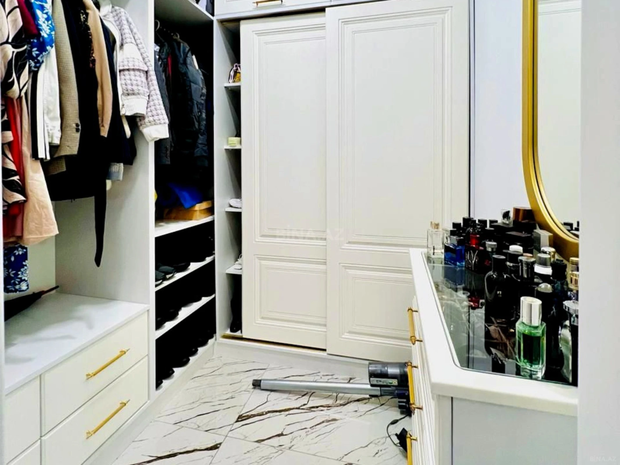 Satılır 4 otaqlı mənzil 140 m²