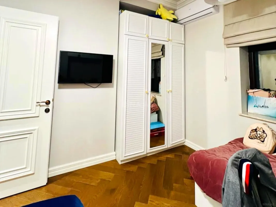 Satılır 4 otaqlı mənzil 140 m²