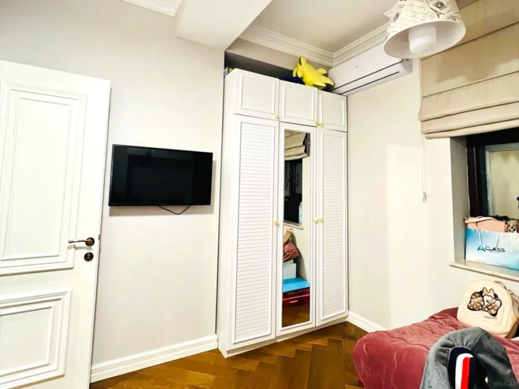 Satılır 4 otaqlı mənzil 140 m²