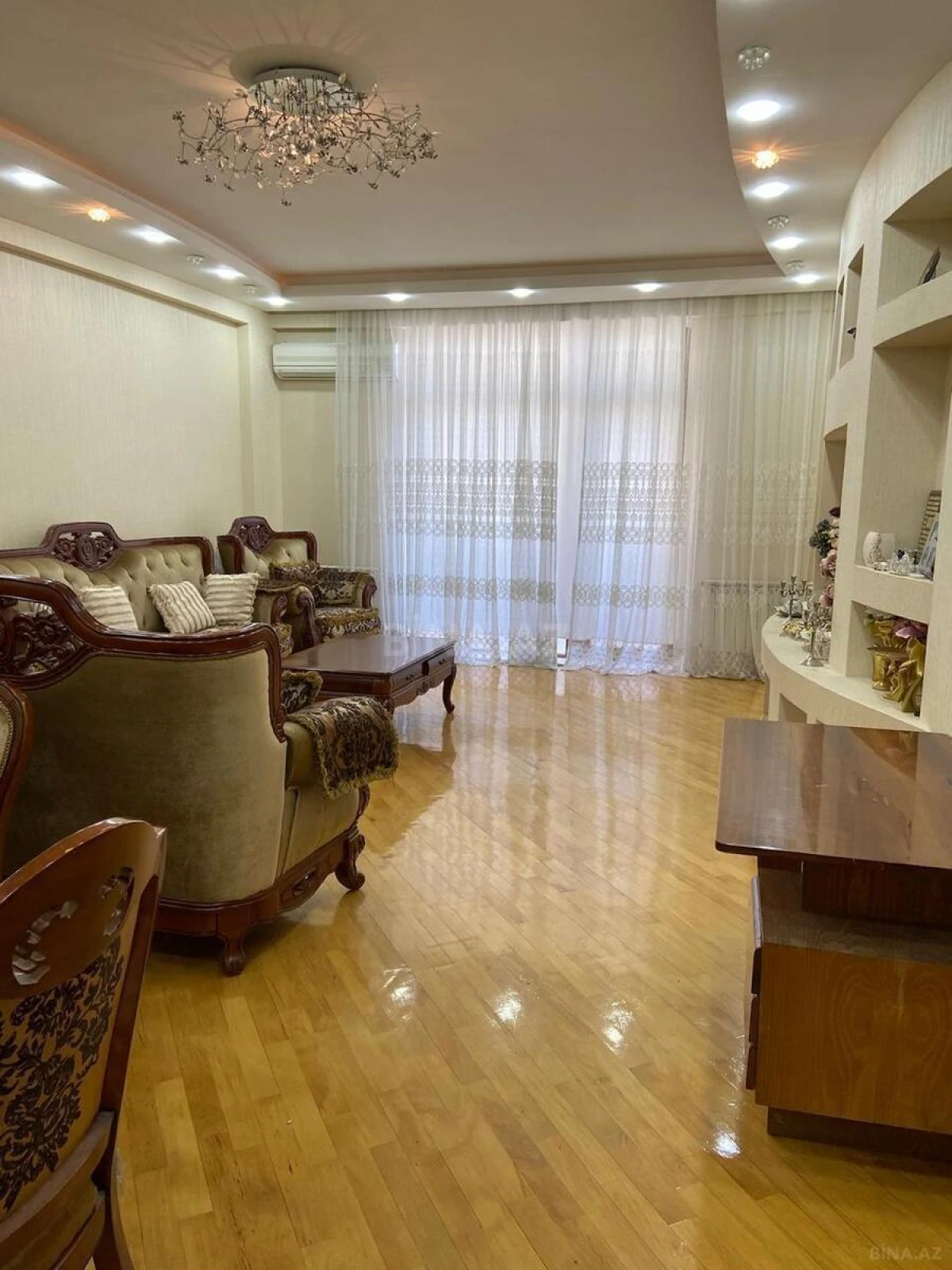 Satılır 4 otaqlı mənzil 220 m²