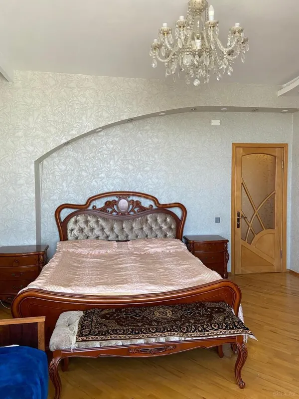 Satılır 4 otaqlı mənzil 220 m²
