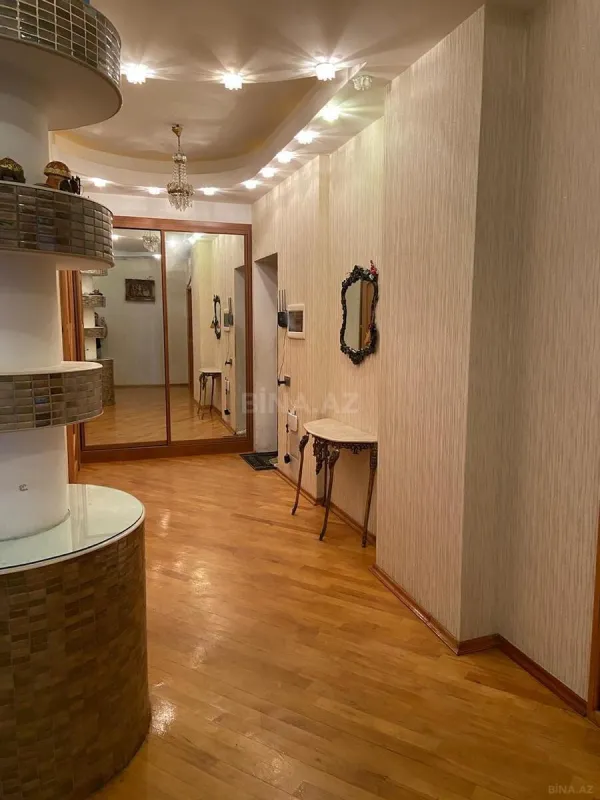 Satılır 4 otaqlı mənzil 220 m²