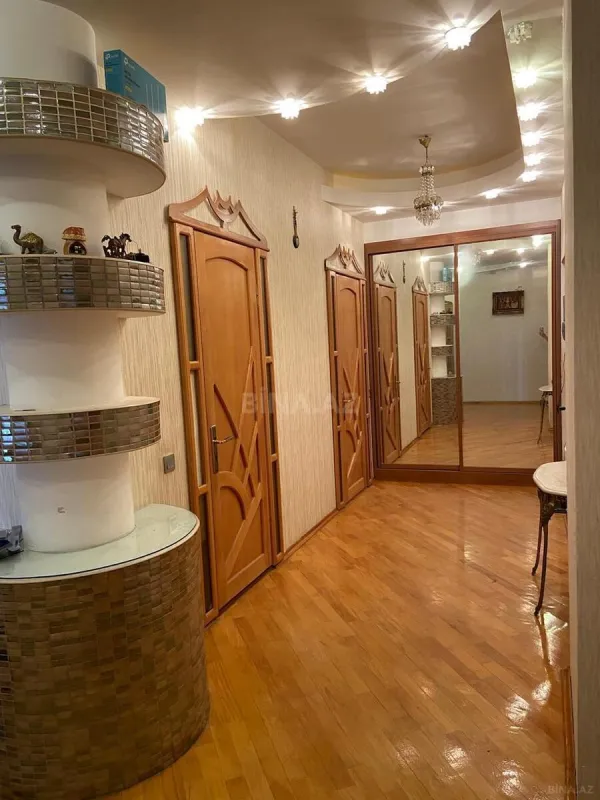 Satılır 4 otaqlı mənzil 220 m²