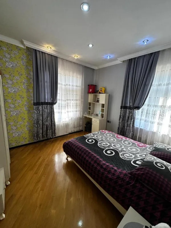 Satılır 6 otaqlı həyət evi 250 m²
