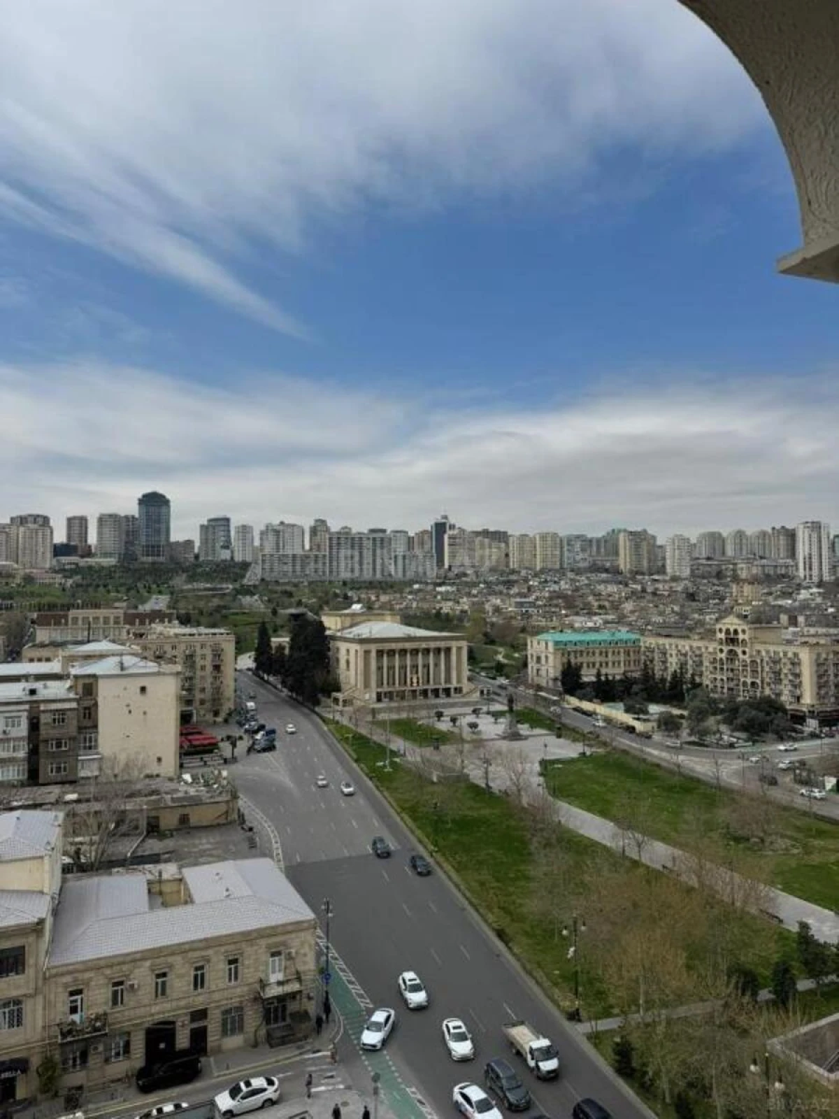 Satılır 4 otaqlı mənzil 246 m²