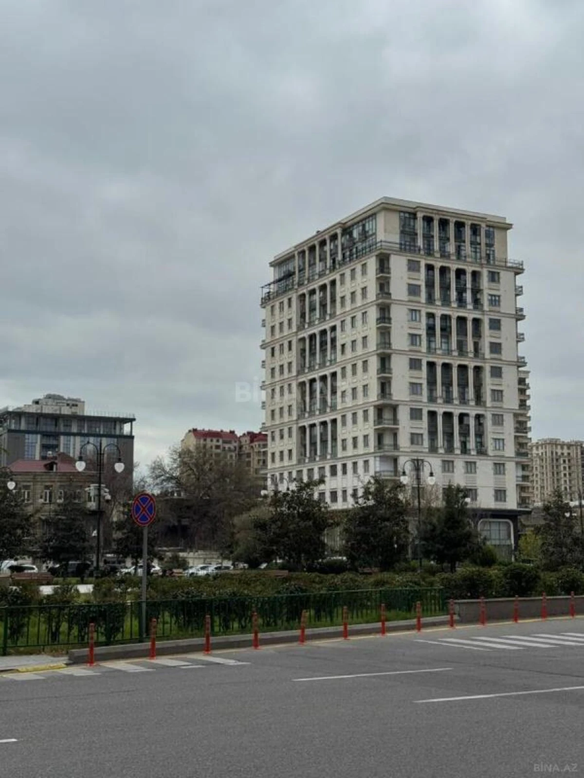 Satılır 4 otaqlı mənzil 246 m²