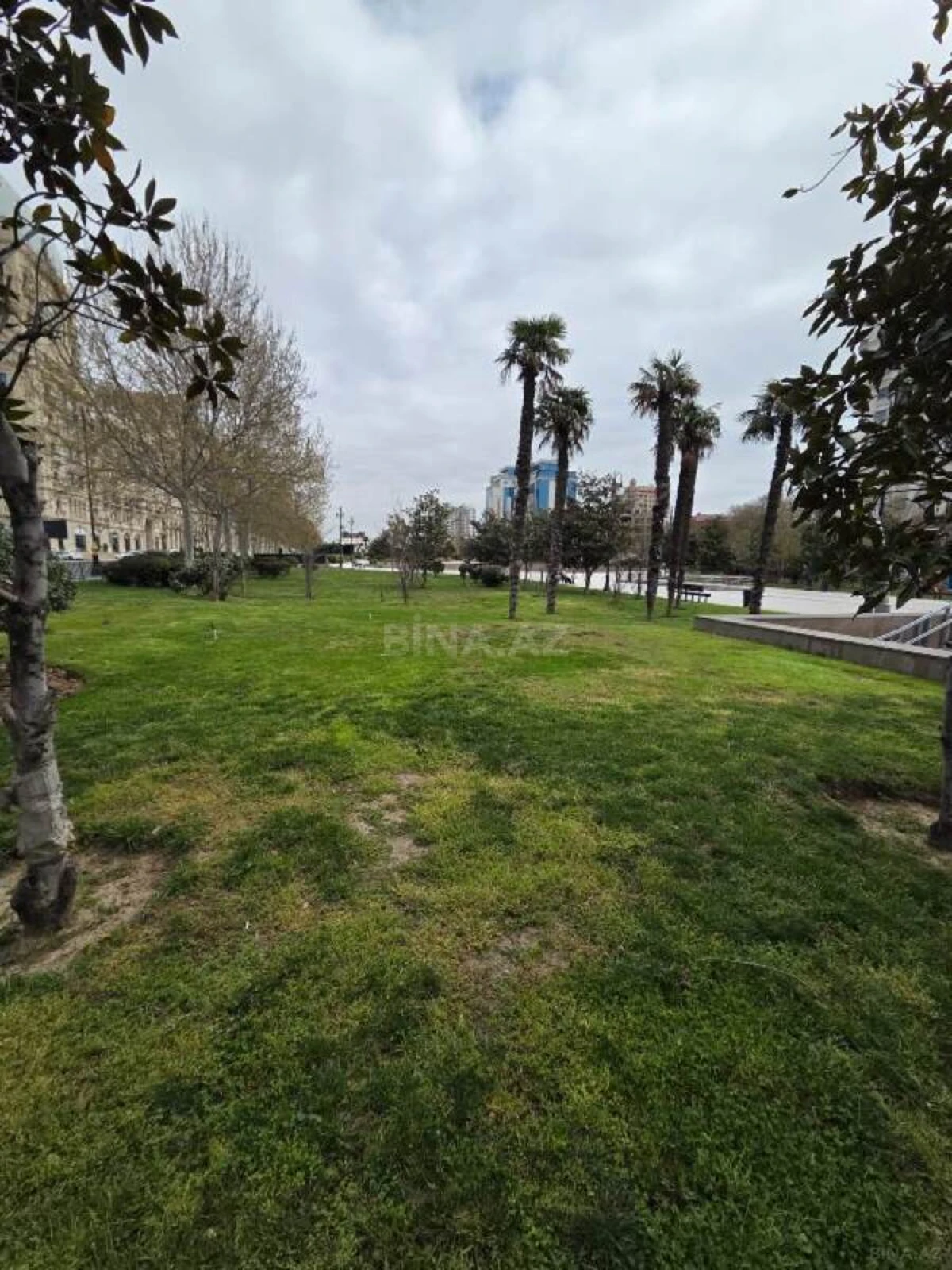 Satılır 4 otaqlı mənzil 246 m²