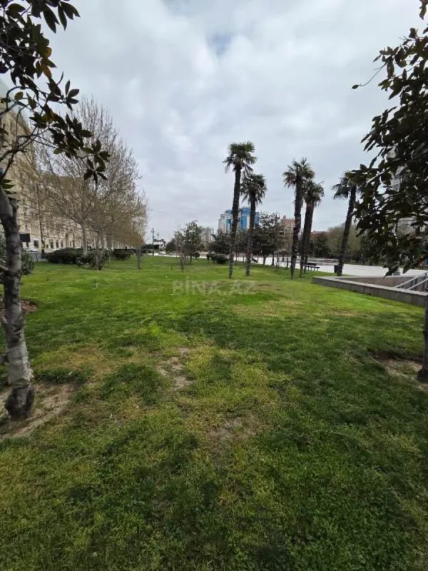 Satılır 4 otaqlı mənzil 246 m²