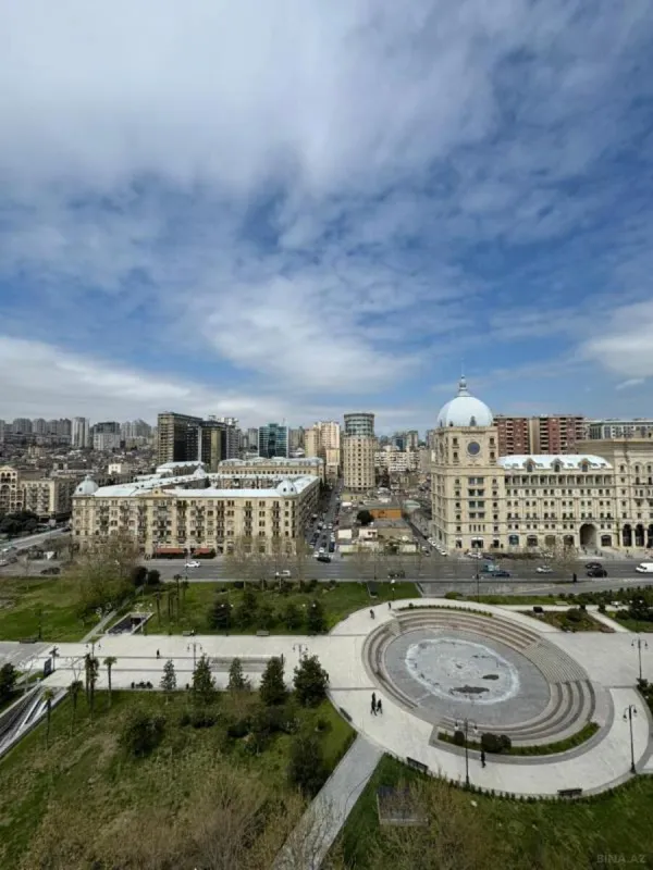 Satılır 4 otaqlı mənzil 246 m²