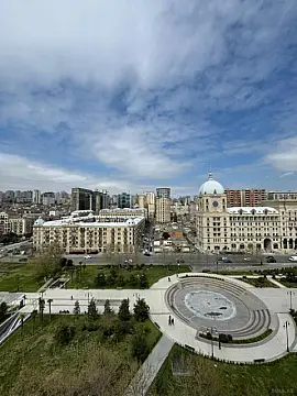 Satılır 4 otaqlı mənzil 246 m²