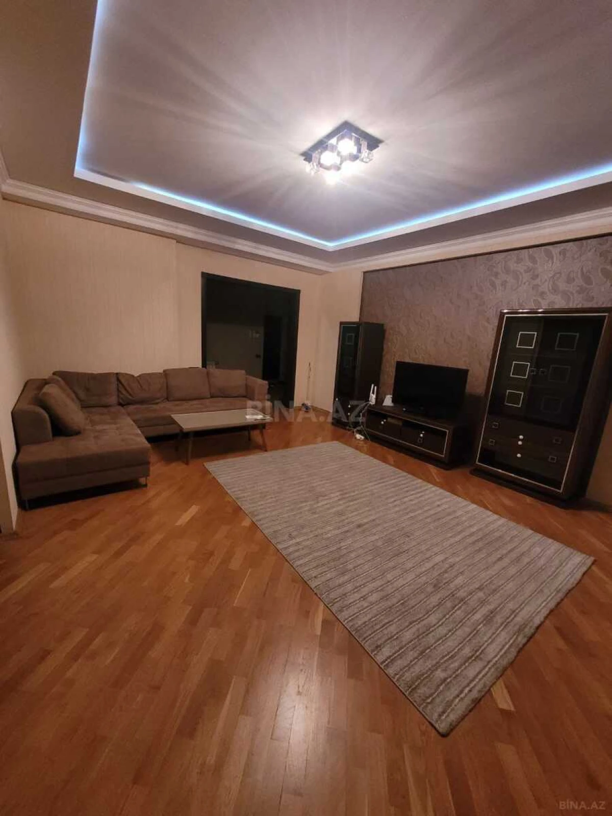 Satılır 3 otaqlı mənzil 151 m²