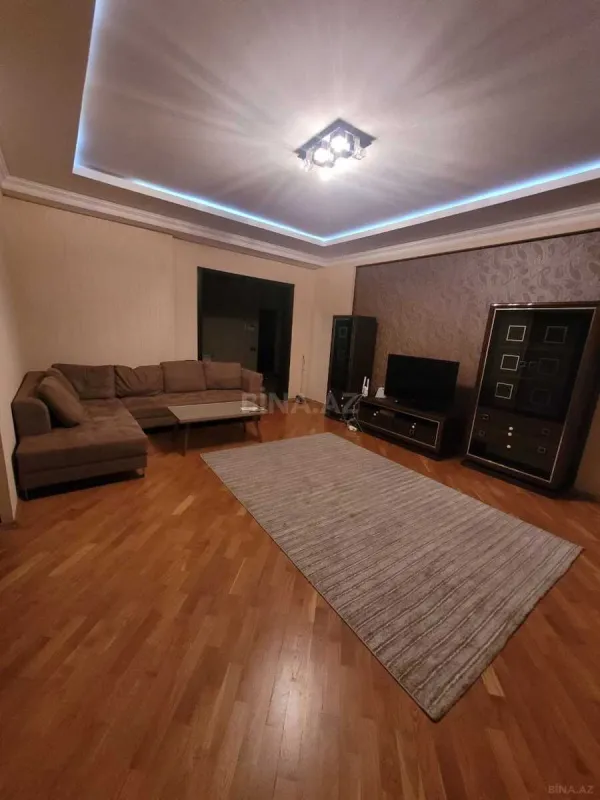 Satılır 3 otaqlı mənzil 151 m²