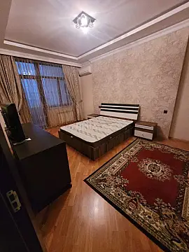 Satılır 3 otaqlı mənzil 151 m²