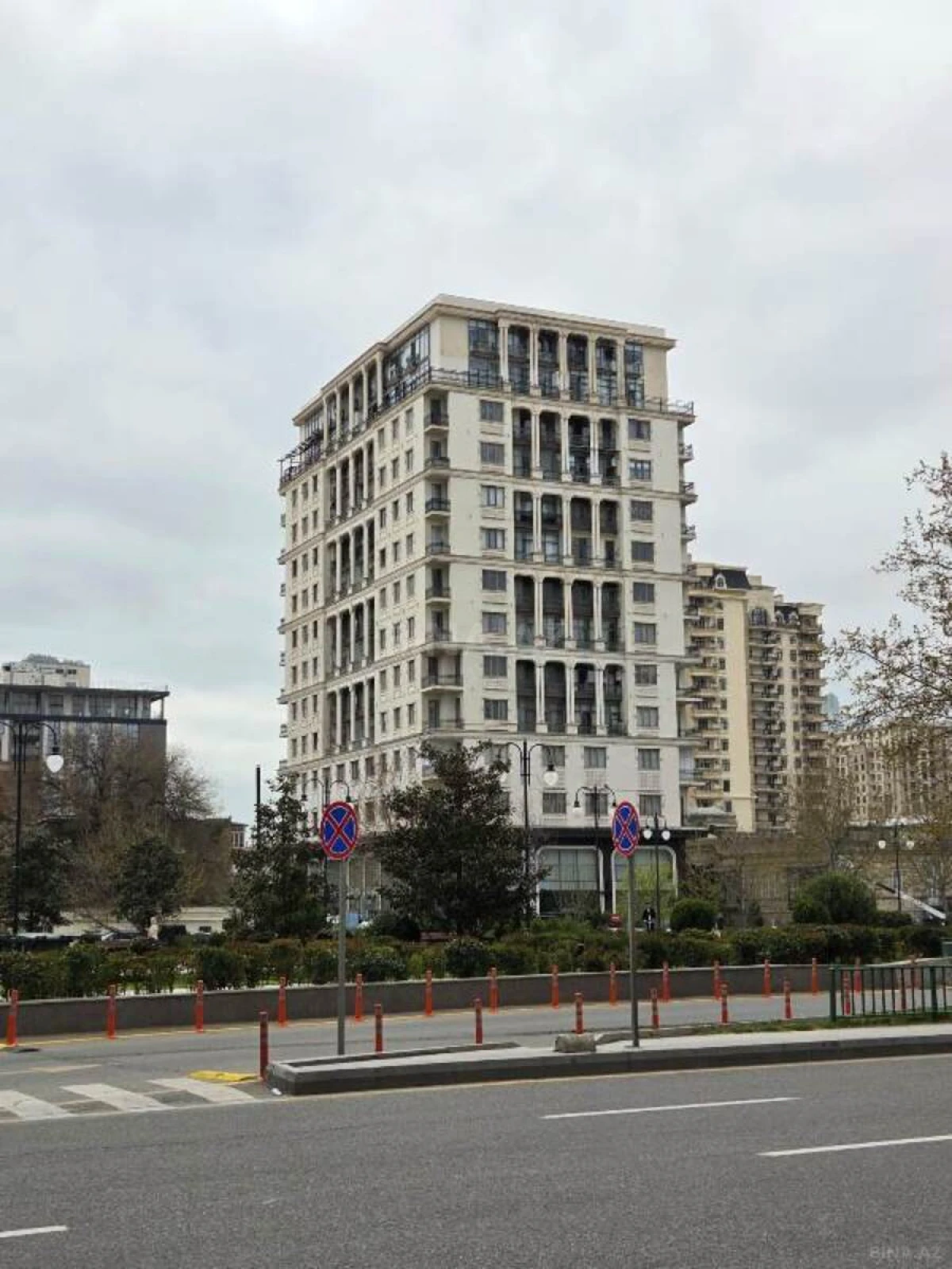Satılır 3 otaqlı mənzil 184 m²