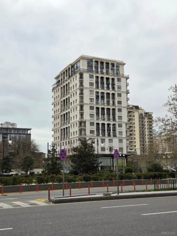 Satılır 3 otaqlı mənzil 184 m²