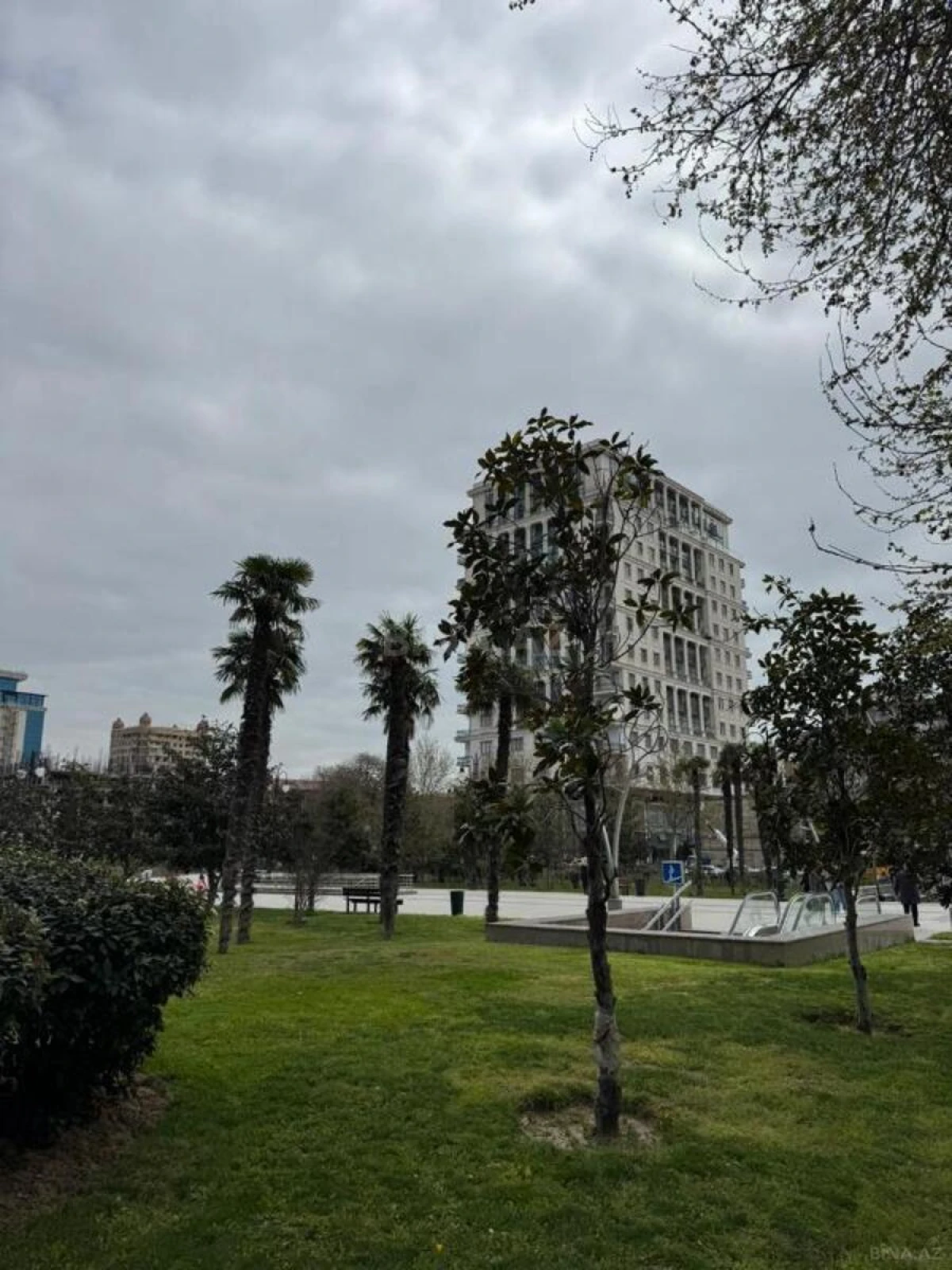 Satılır 3 otaqlı mənzil 184 m²