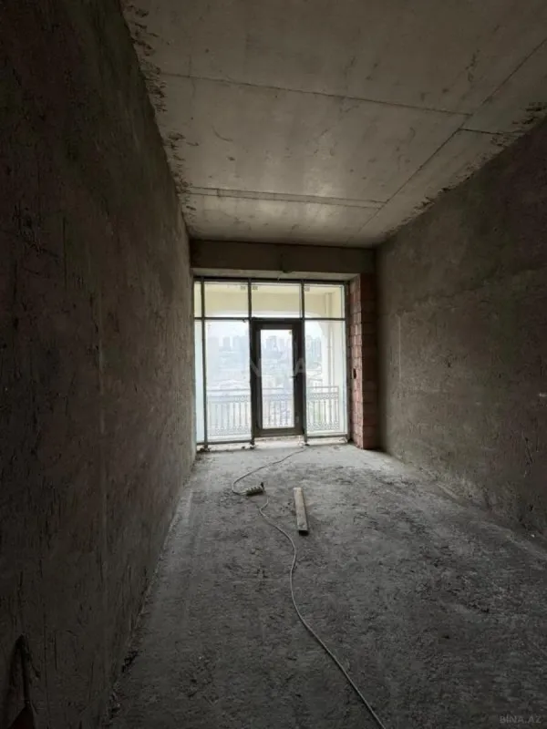 Satılır 3 otaqlı mənzil 184 m²