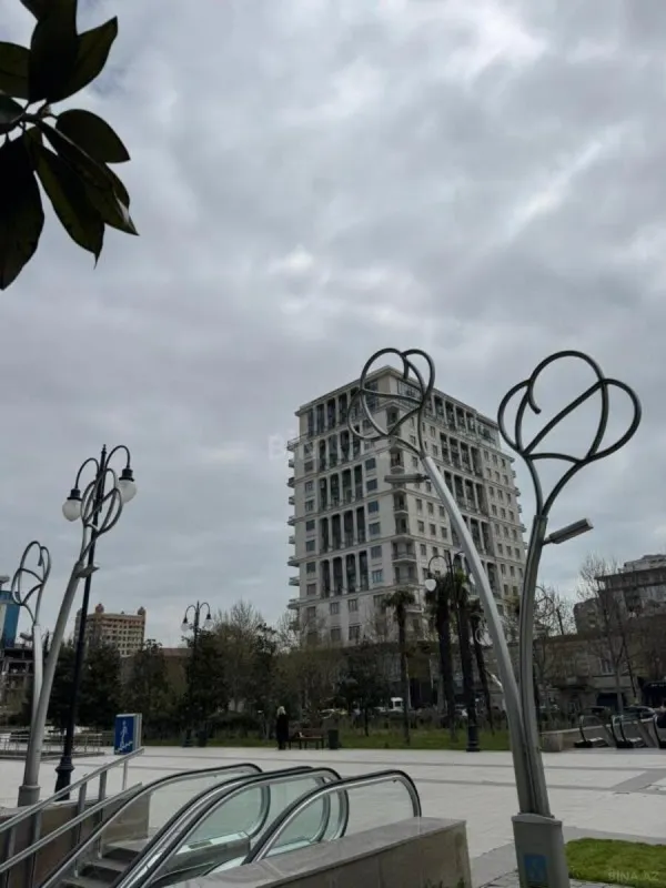 Satılır 3 otaqlı mənzil 184 m²