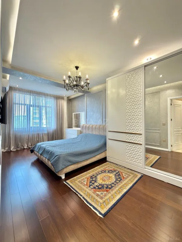 Satılır 3 otaqlı mənzil 135 m²