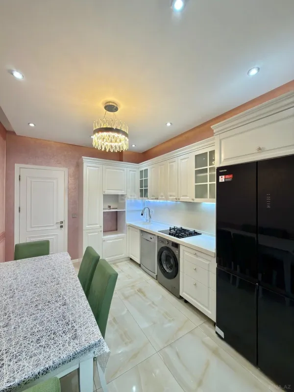 Satılır 3 otaqlı mənzil 135 m²