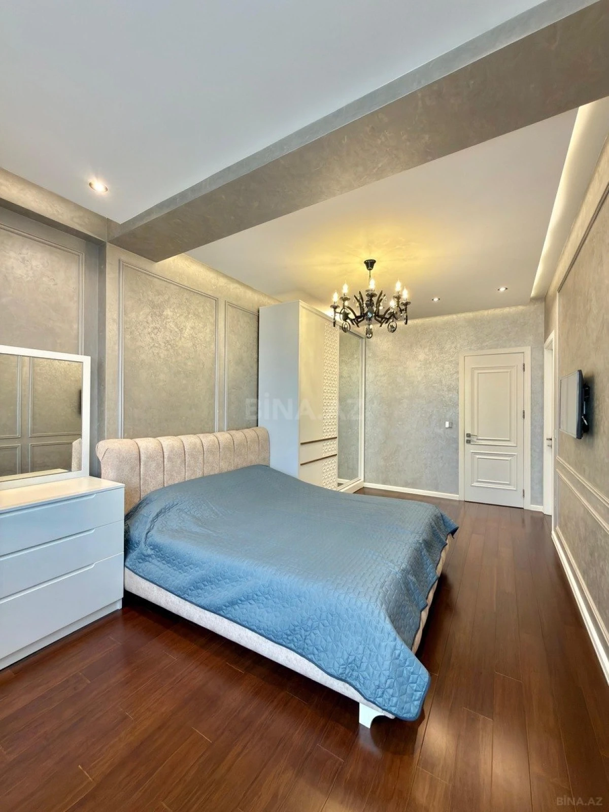 Satılır 3 otaqlı mənzil 135 m²