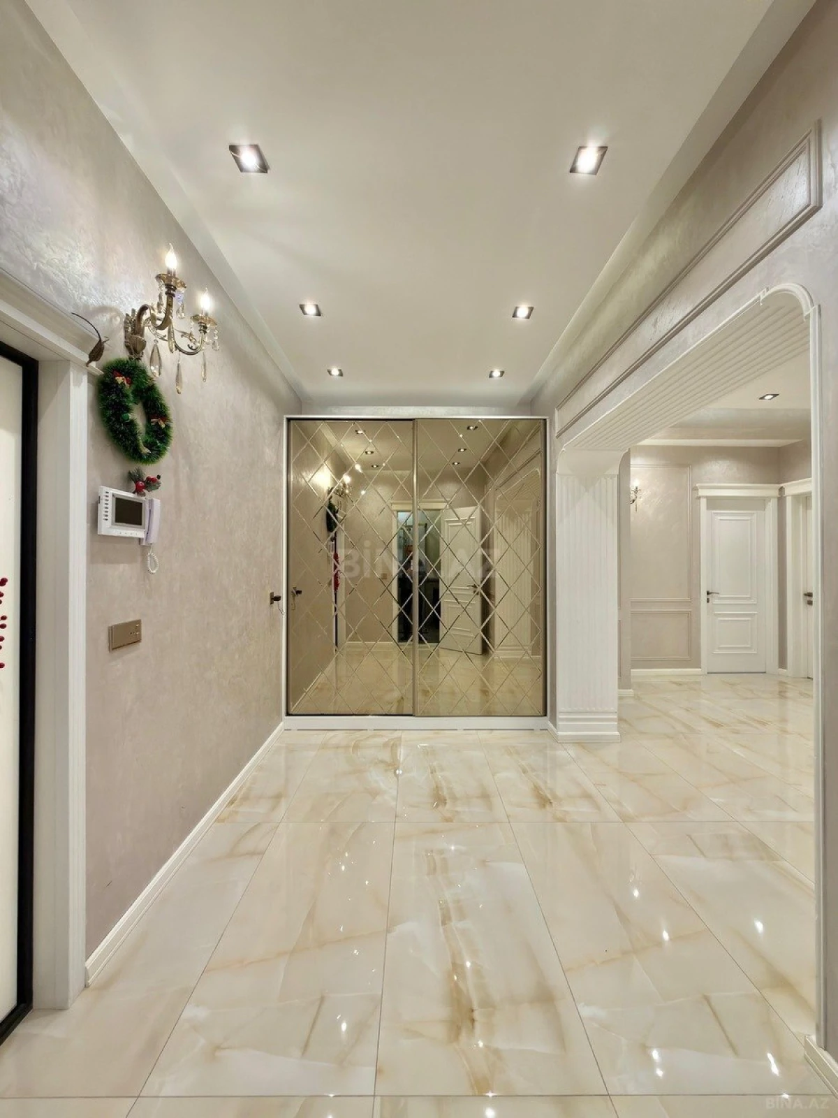 Satılır 3 otaqlı mənzil 135 m²