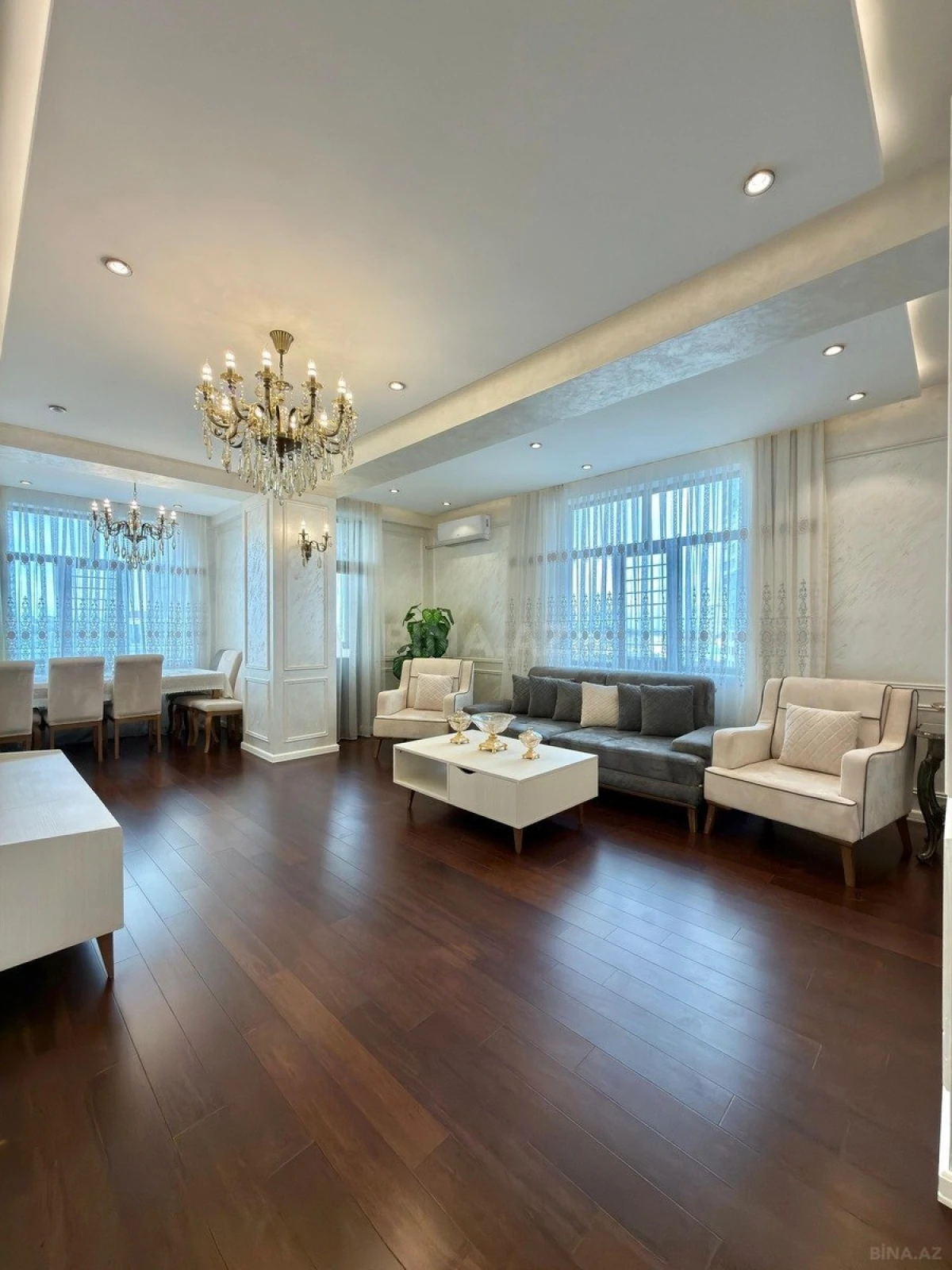 Satılır 3 otaqlı mənzil 135 m²