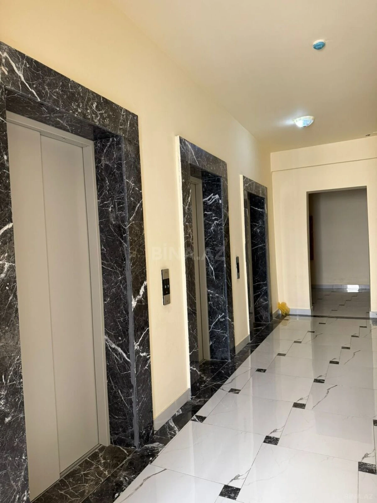Satılır 3 otaqlı mənzil 158 m²