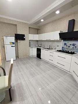 Kirayə verilir 3 otaqlı mənzil 190 m²