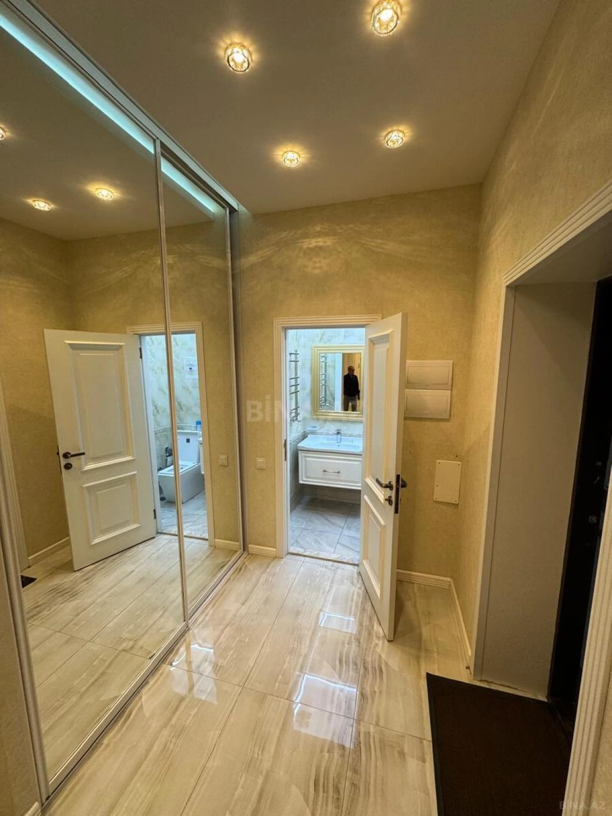 Kirayə verilir 5 otaqlı mənzil 250 m²