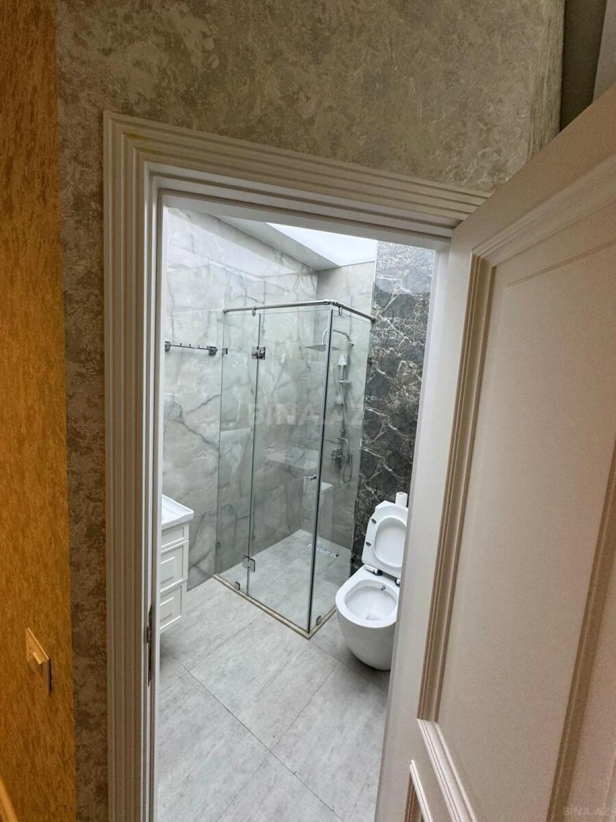 Kirayə verilir 5 otaqlı mənzil 250 m²