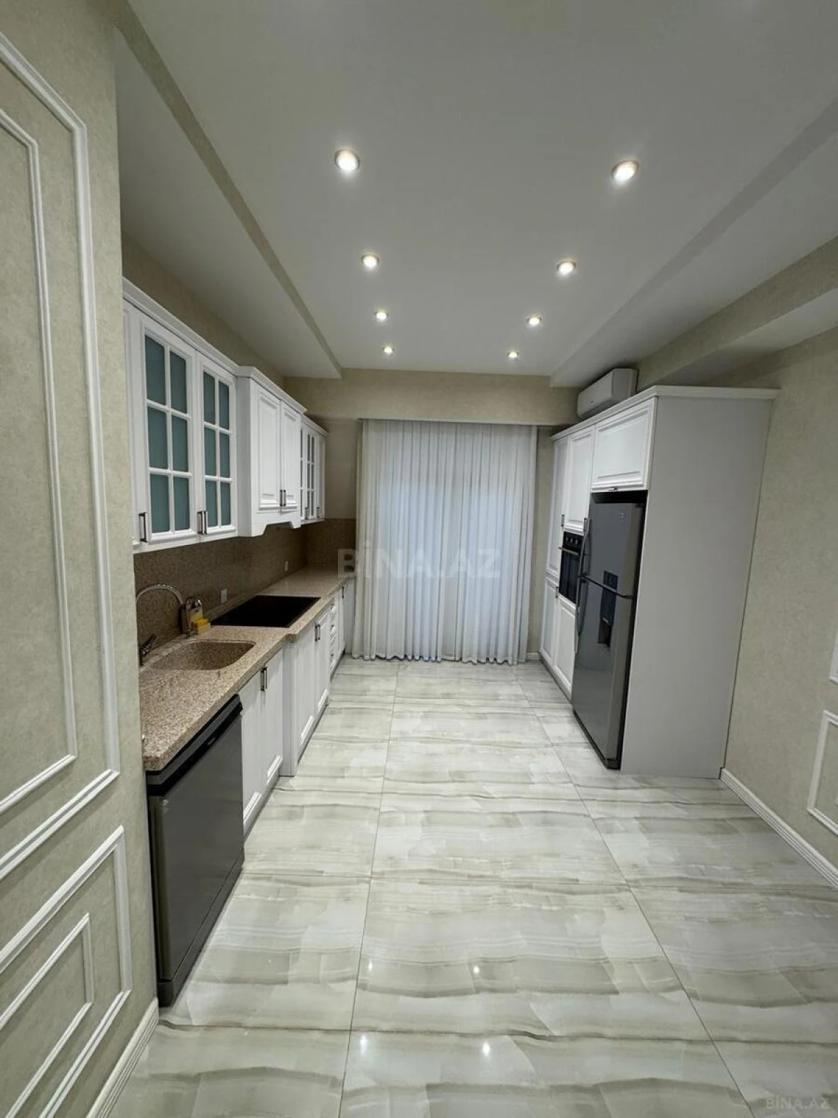 Kirayə verilir 5 otaqlı mənzil 250 m²