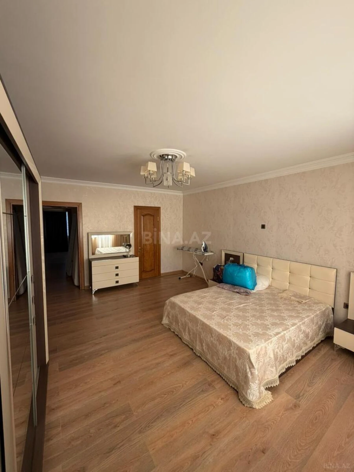 Kirayə verilir 3 otaqlı mənzil 130 m²