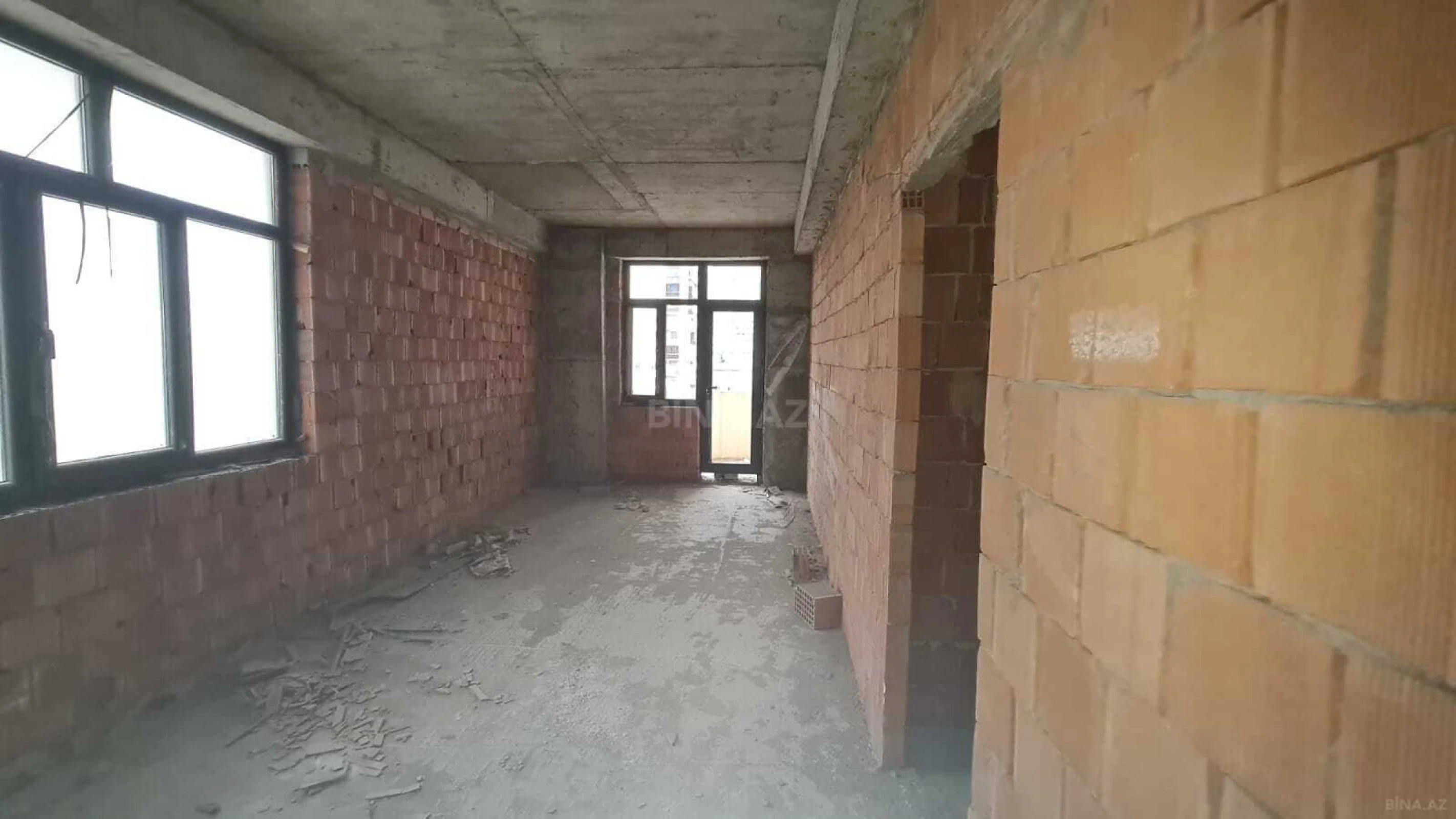 Satılır 3 otaqlı mənzil 135 m²