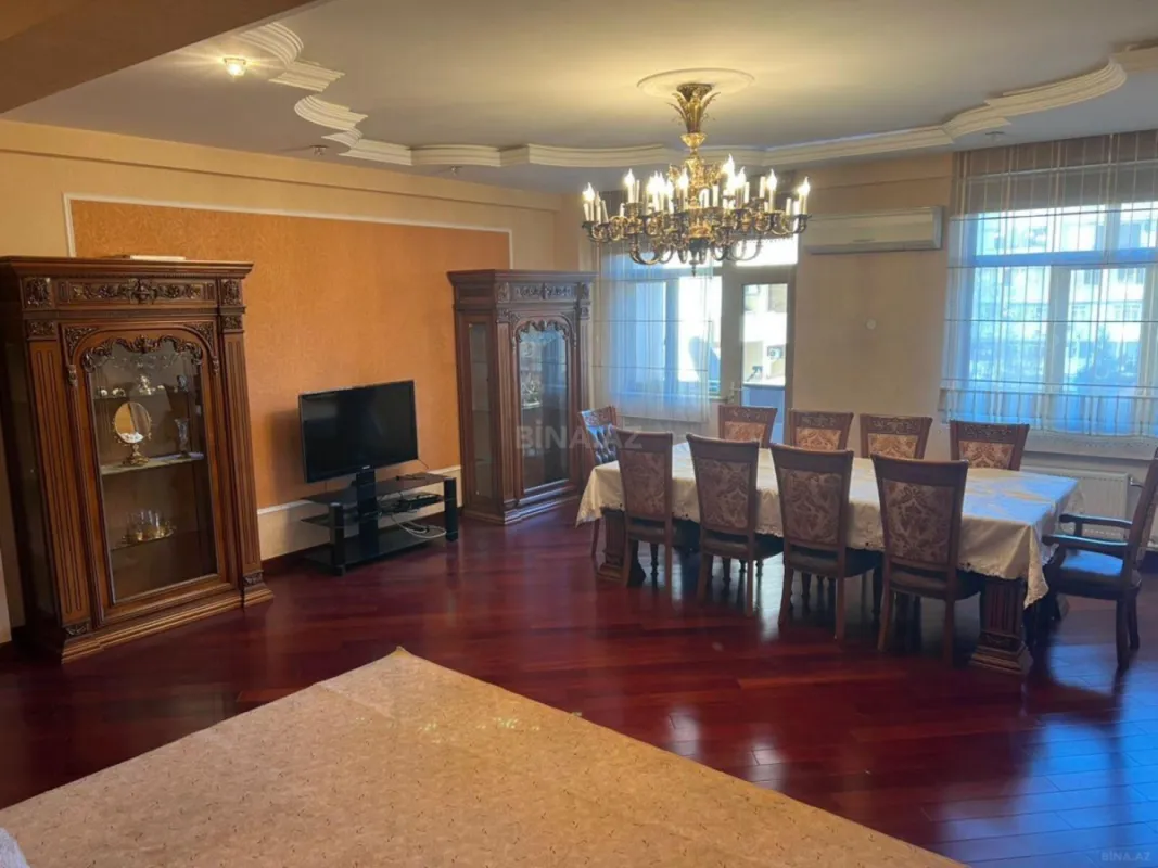 Satılır 4 otaqlı mənzil 210 m²
