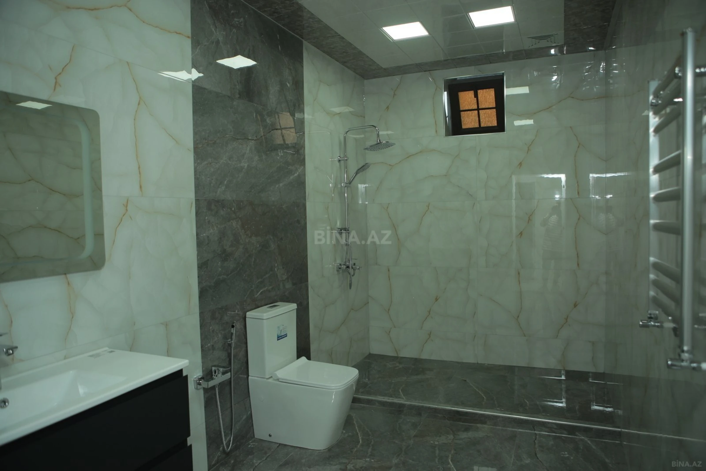 Satılır 6 otaqlı həyət evi 375 m²