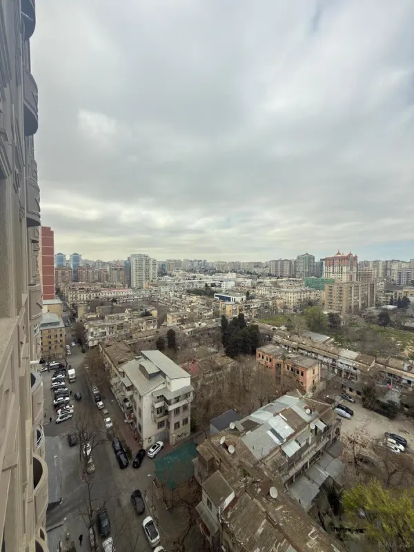 Satılır 3 otaqlı mənzil 141 m²