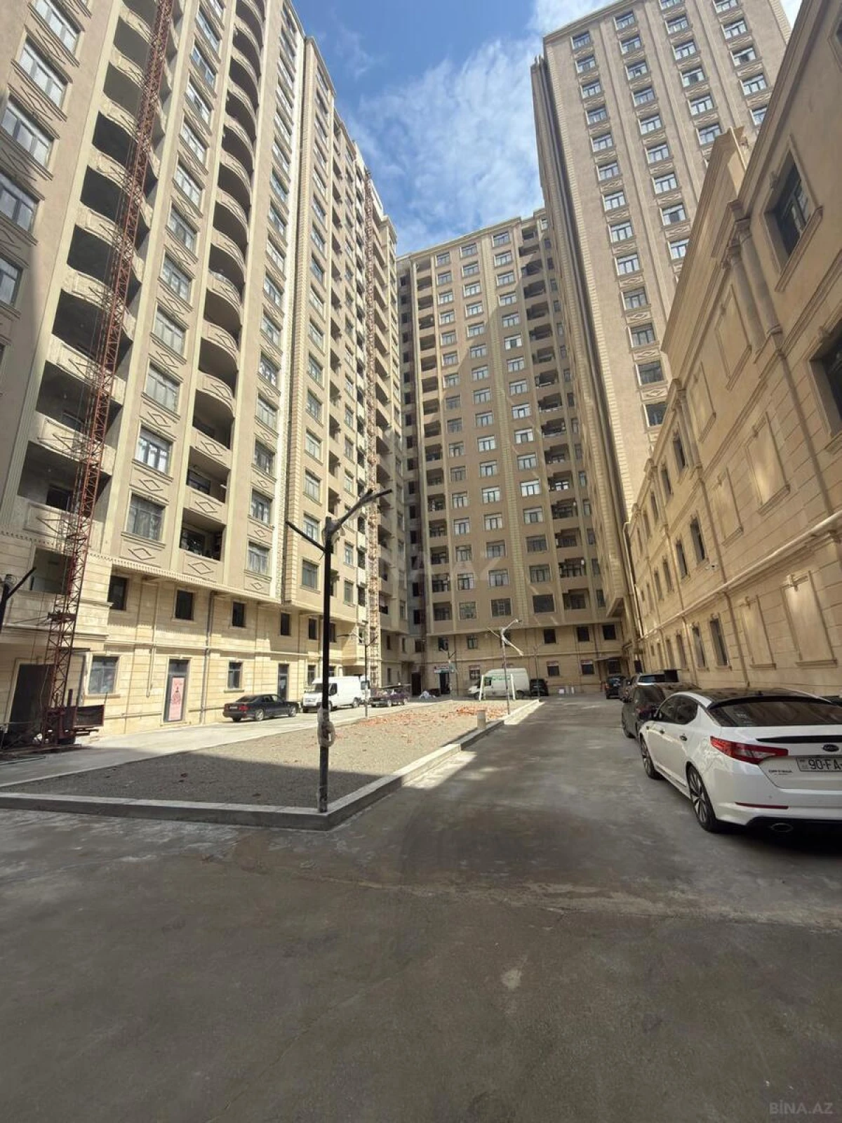 Satılır 3 otaqlı mənzil 141 m²