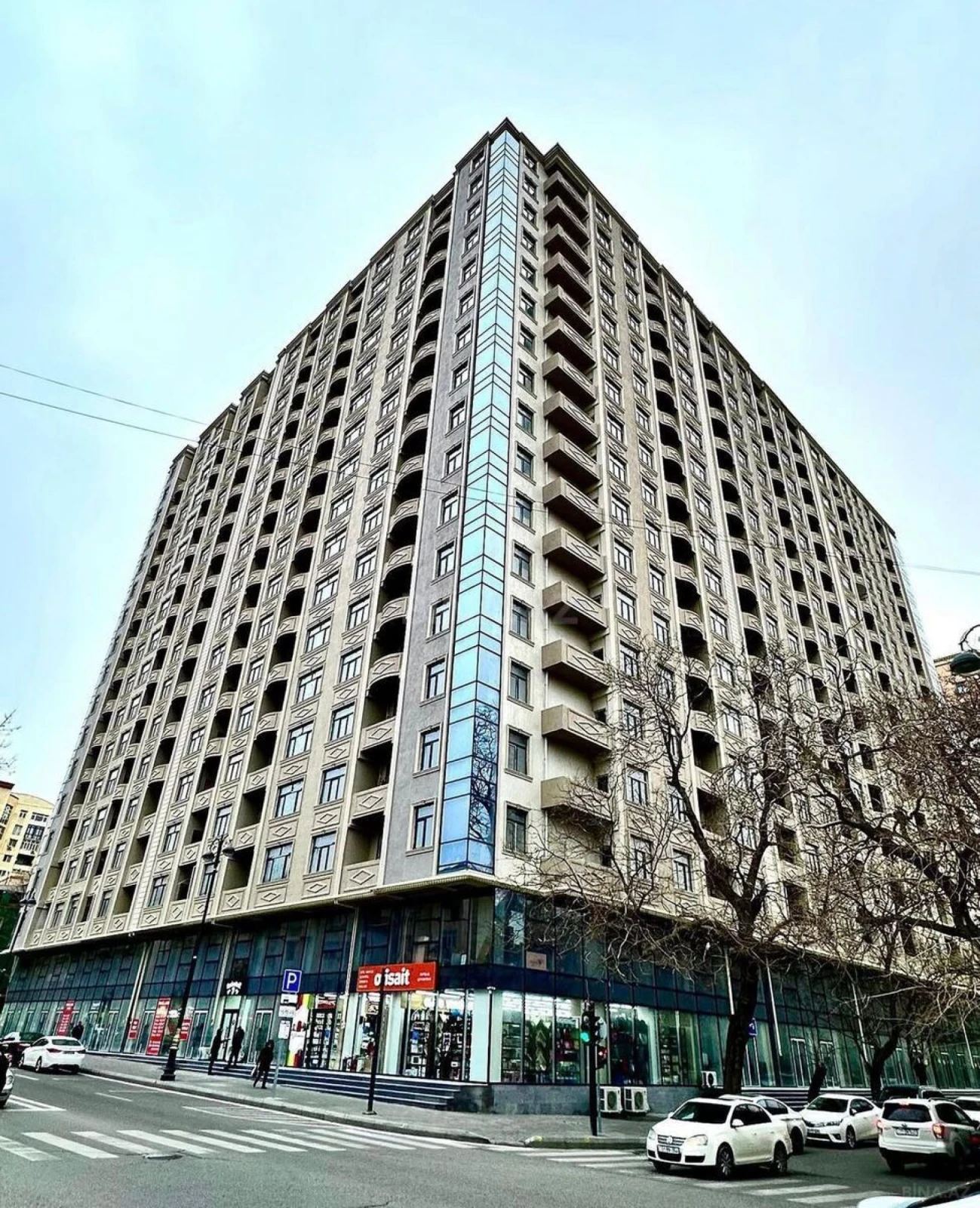 Satılır 3 otaqlı mənzil 141 m²
