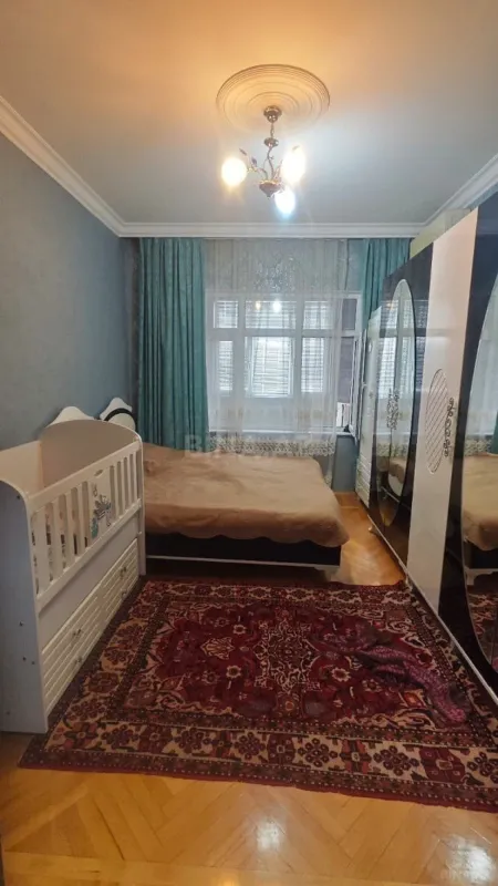 Satılır 5 otaqlı mənzil 120 m²